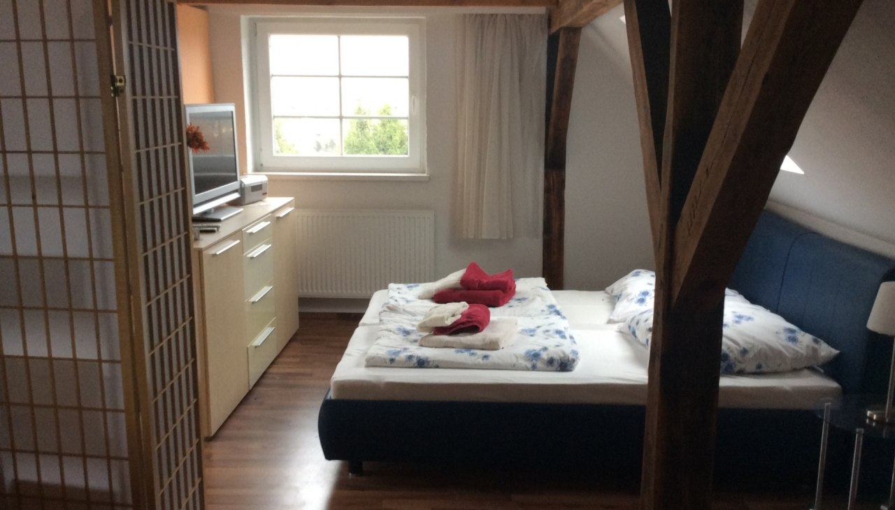 De slaapkamer van de vakantiewoning op de bovenverdieping, © Johanna Manthey