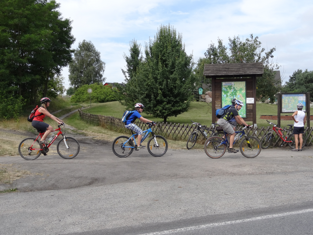 Cyclist at erratic boulder garden Wesenberg // &copy; Mecklenburgische Kleinseenplatte Touristik GmbH