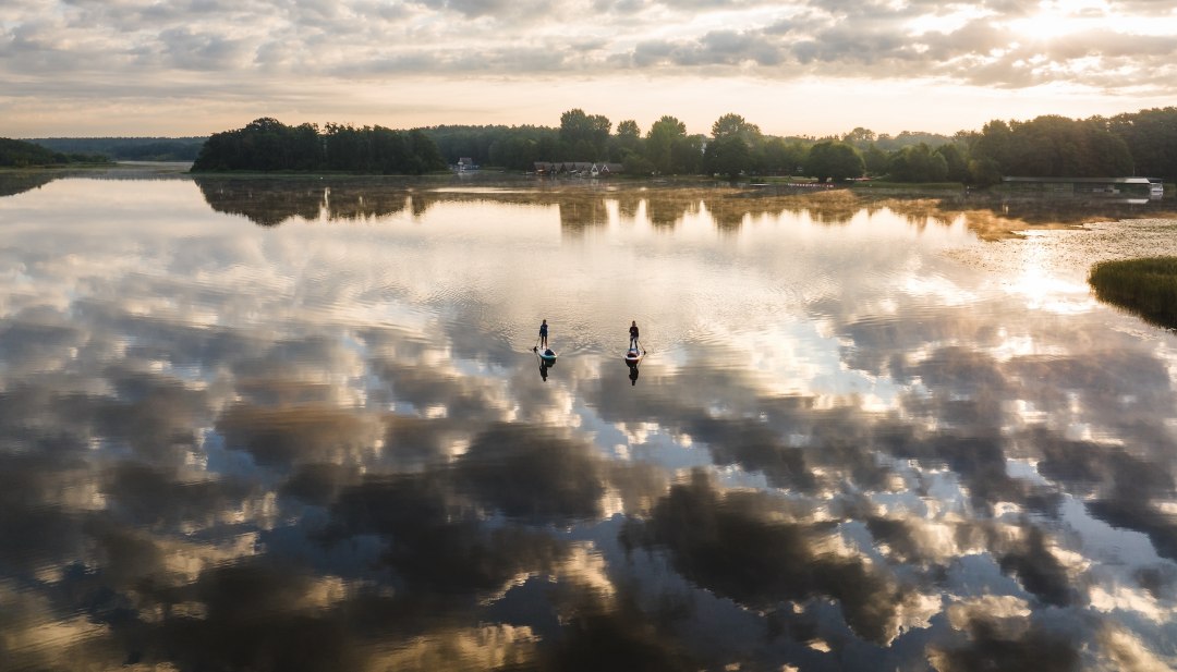 Ochtendnevel over de Granzower M&ouml;schen: Het Mecklenburgse merengebied in de nazomer is de perfecte plek om nieuwe energie op te doen - bijvoorbeeld tijdens het waterwandelen op een SUP., &copy; TMV/Gross