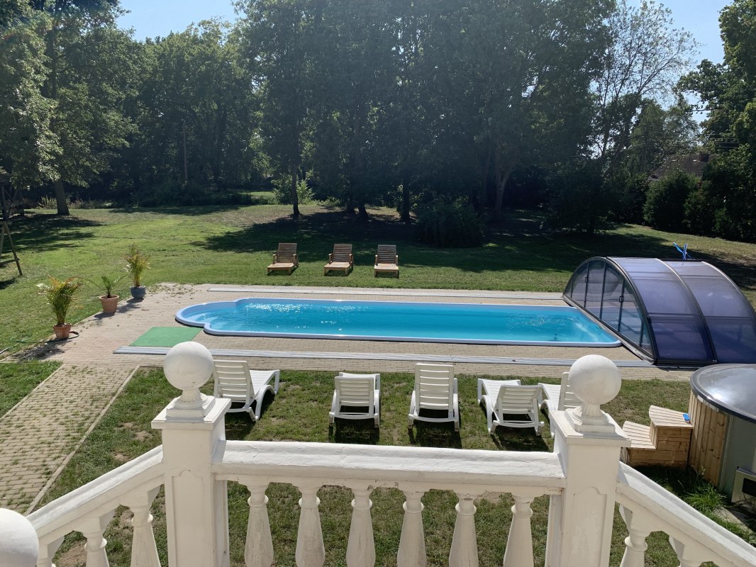 Widok na basen w zamku Schmuggerow // &copy; Hellberg Domizil