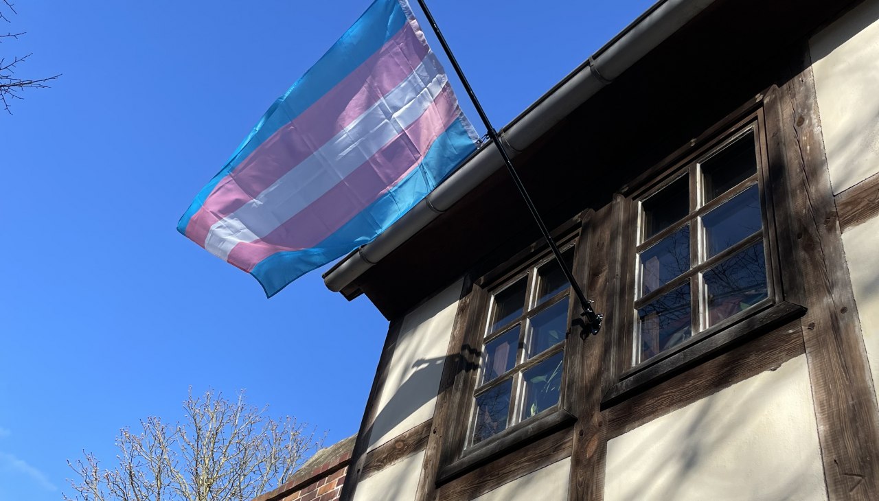 De trans* vlag hijsen voor de Trans* Dag van de Zichtbaarheid, © Nils Berghof De trans* vlag hijsen voor de Trans* Dag van de Zichtbaarheid, © Nils Berghof