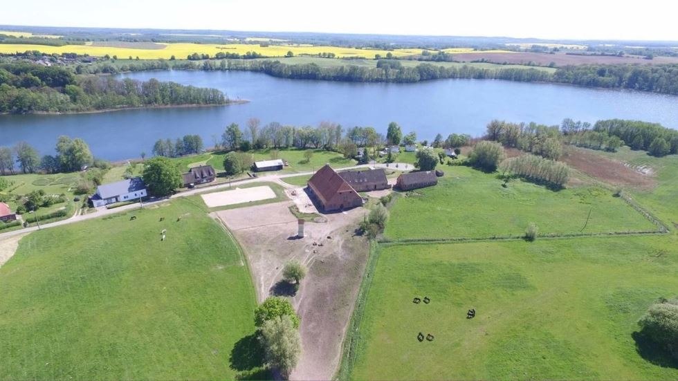 Wspaniały widok na Gut H&auml;ven nad jeziorem Keezer See // &copy; Gut H&auml;ven/ Michael Schwertner