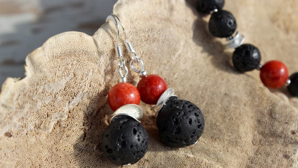 Oorbellen gemaakt van lava, rood koraal en 925 sterling zilver, © Steffi Grützmacher Oorbellen gemaakt van lava, rood koraal en 925 sterling zilver, © Steffi Grützmacher