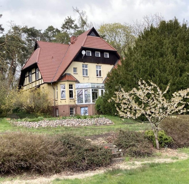 Dom z ogrodem z widokiem na południe nad jeziorem Inselsee // © Fischer Dom z ogrodem z widokiem na południe nad jeziorem Inselsee // © Fischer