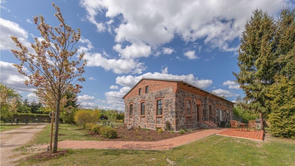 Outdoor area with small terrace in front of the vacation apartment Schmiede Blücherhof, © Andre Pretzel