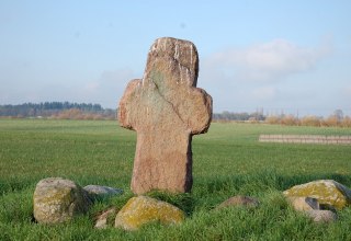 De Sch&auml;ferstein staat in het midden van het veld tussen Dersenow en Dammereez. // &copy; Gabriele Skorupski