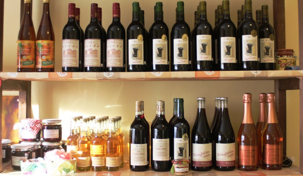 The farm store sells own and regional products, &copy; Hof-Laden Nr. 23 und Lese-Caf&eacute;