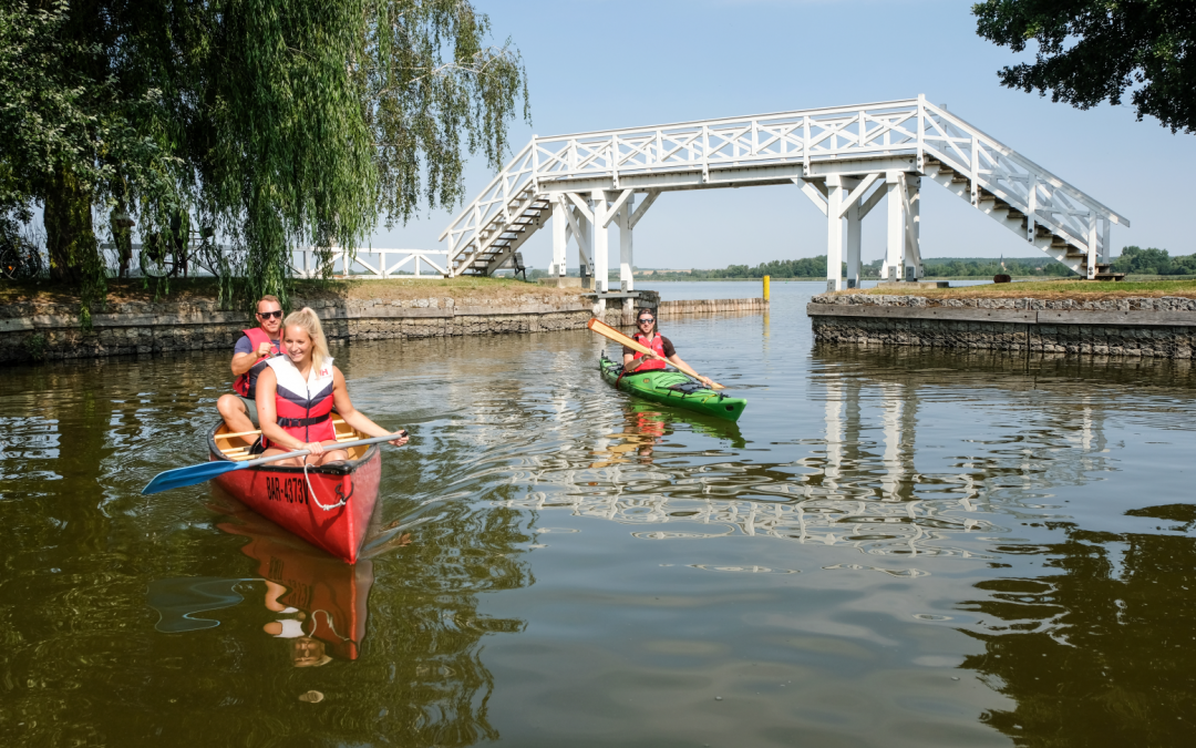 2025-03-27 13_28_21-Weiße Brücke_Paddeln.JPG - IrfanView (Zoom_ 1569 x 1046), © Stadt Neustrelitz