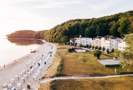 Het vissersstrand is een van de rustigste plekjes in Binz. Een beukenbos begint hier en strekt zich uit langs de kust. // © MV-T/Friedrich Het vissersstrand is een van de rustigste plekjes in Binz. Een beukenbos begint hier en strekt zich uit langs de kust. // © MV-T/Friedrich