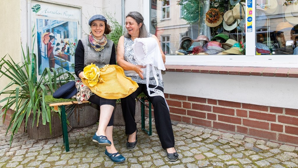 Genoveva en Marie-Antoinett Rieger voor hun winkel, © MV Foto e.V. Fotograf: Dieter Schäfer