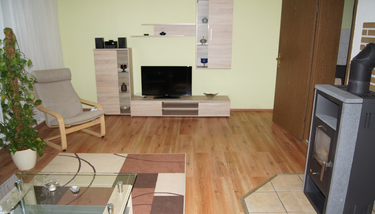 Piec opalany drewnem zapewnia przytulne ciepło w salonie, &copy; A. Prager