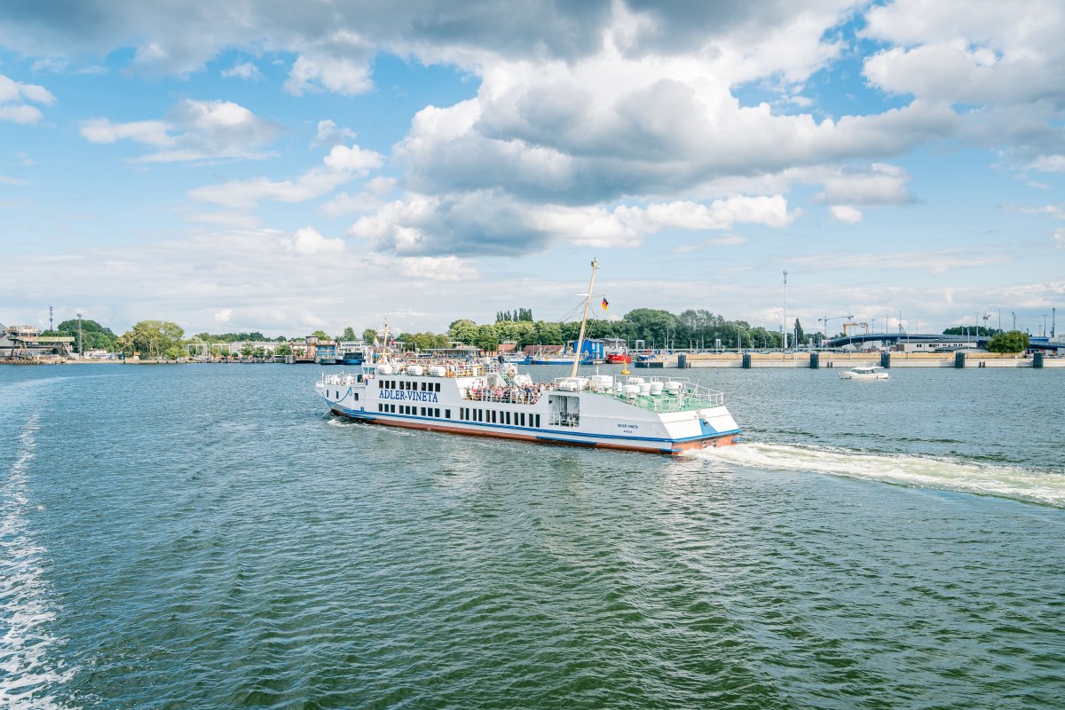 De "MS" Vineta van de vloot van Adler-schepen vaart door de haven van Swinoujscie // © Mirko Boy De "MS" Vineta van de vloot van Adler-schepen vaart door de haven van Swinoujscie // © Mirko Boy