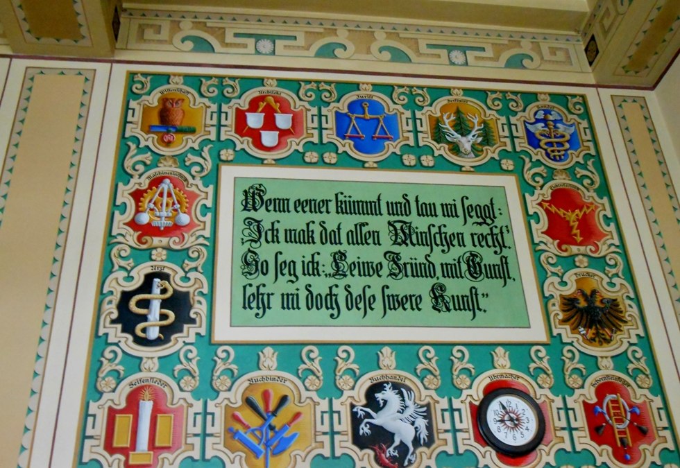 Gemeentehuis van Malchin met 72 gildeborden uit 1927, © Monika Kröger