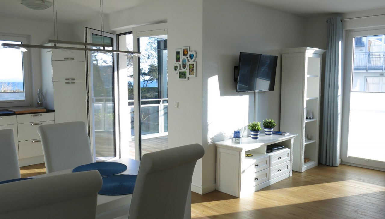 Nowoczesny salon w mieszkaniu wakacyjnym Schwalbennest w Juliusruh, © Cordula Schubert Nowoczesny salon w mieszkaniu wakacyjnym Schwalbennest w Juliusruh, © Cordula Schubert