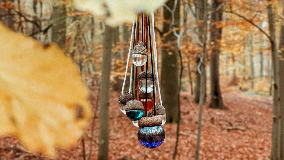 Glass marbles with acorn caps as light catchers, © Marie Vois