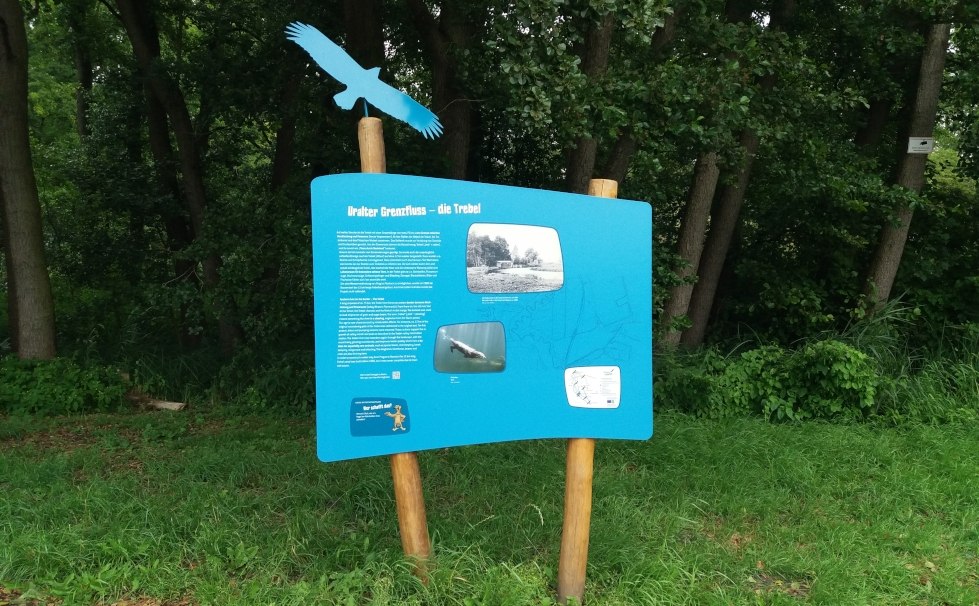 Informatieborden op het avonturenpad in de Trebelvallei geven uitleg over de omringende natuur, © Martin Hagemann