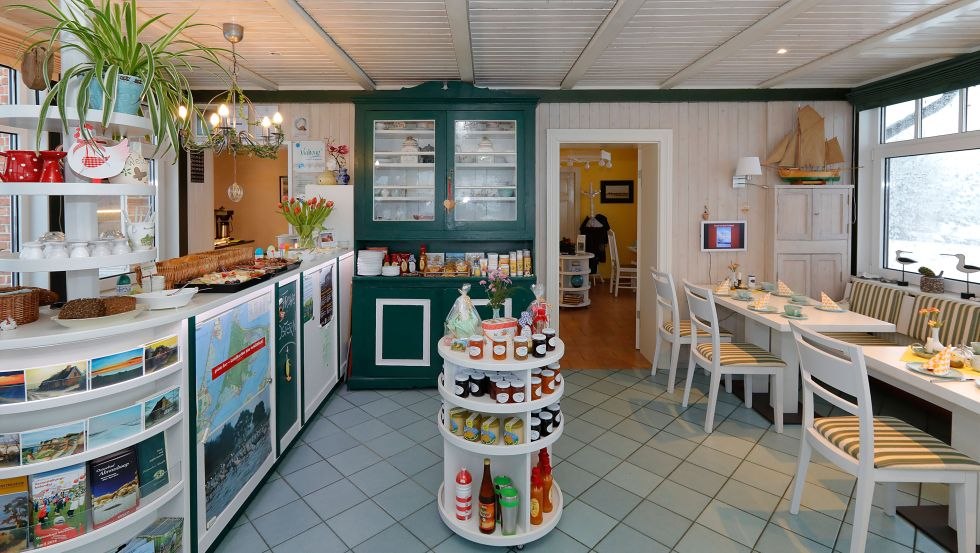 s Ochtends wacht er een heerlijk ontbijt op je in de lichtovergoten veranda, © H.Härtel