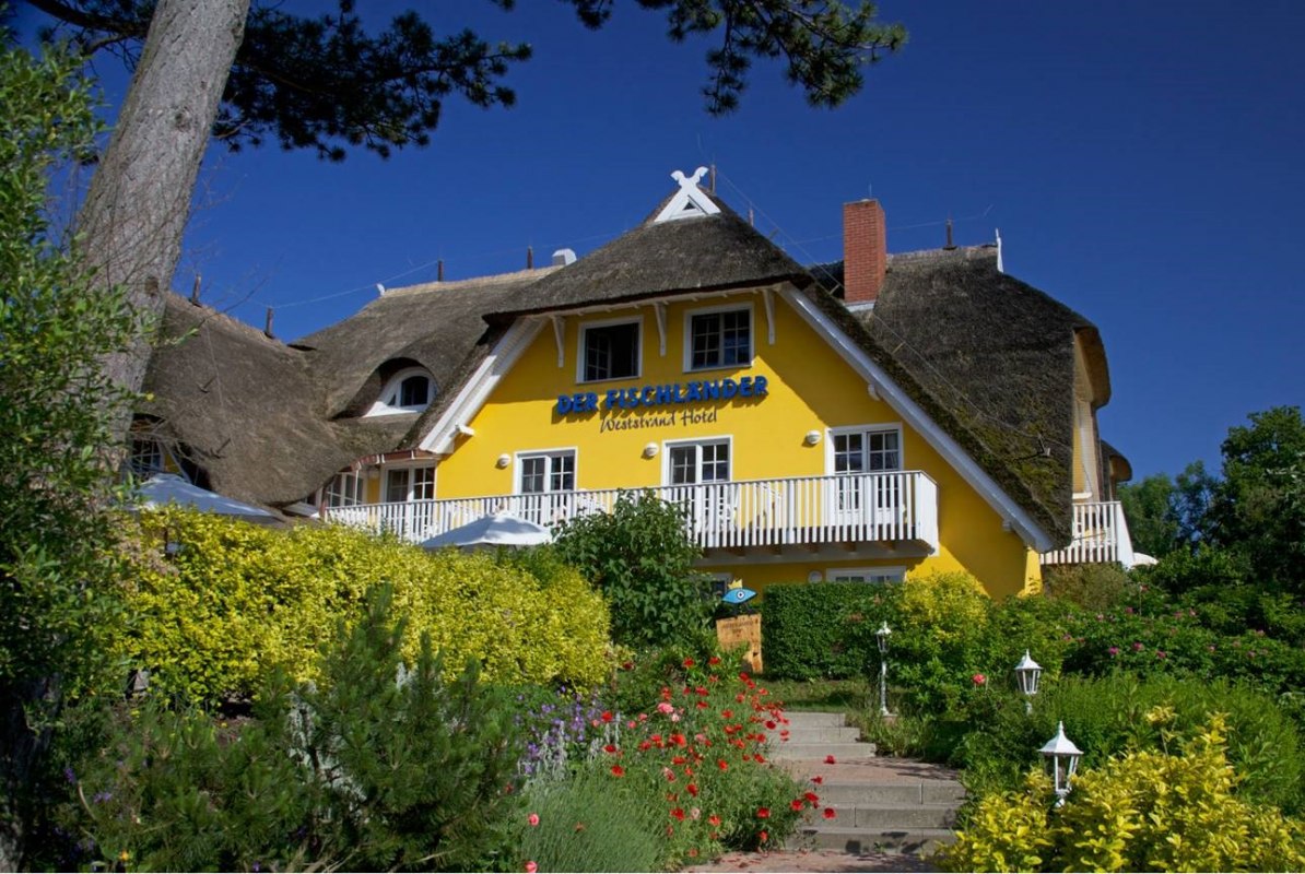 Widok na hotel DER FISCHL&Auml;NDER, &copy; Hagen Hansen