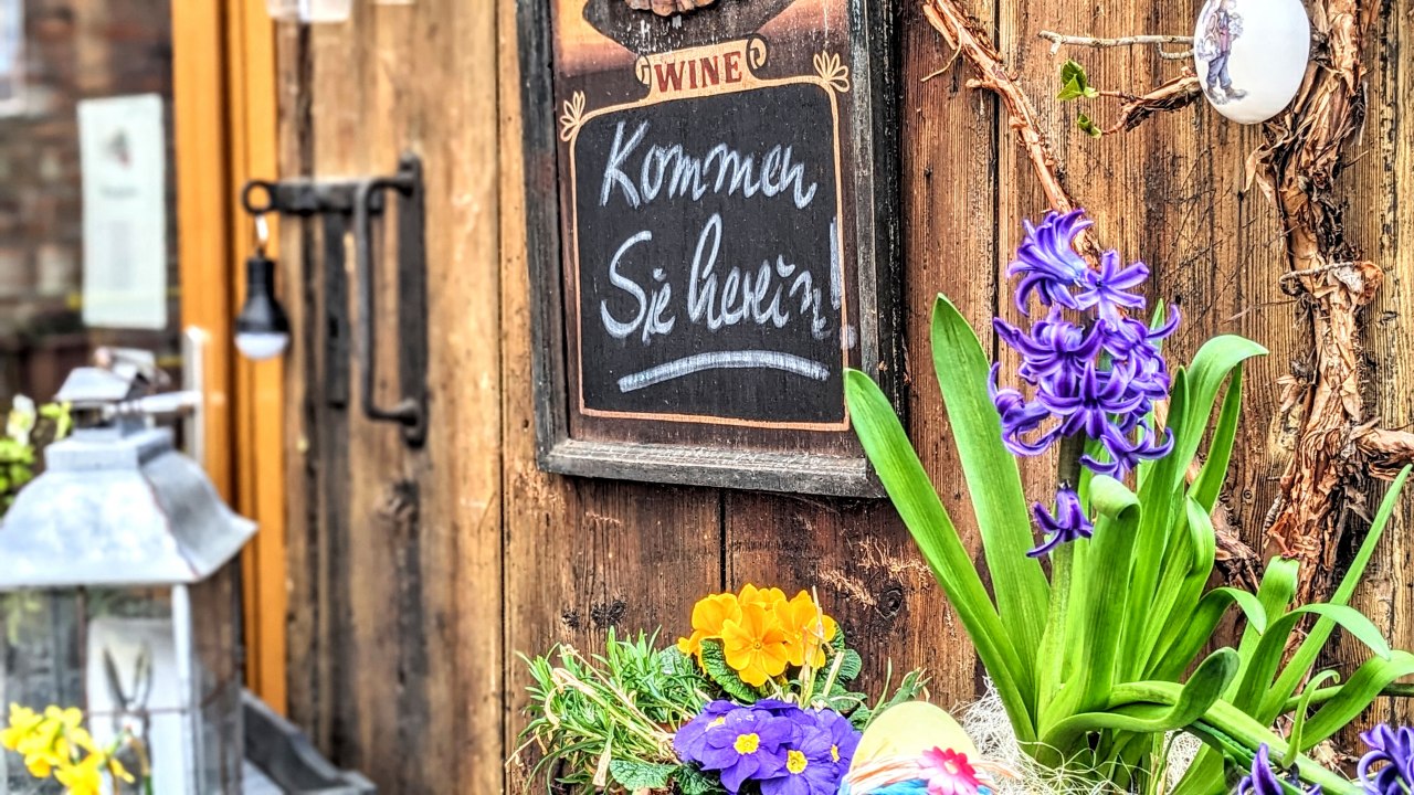 Exterior sign - Weinhaus im Hof // © Leopold Höglinger Exterior sign - Weinhaus im Hof // © Leopold Höglinger
