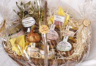 Pommernkorb gef&uuml;llt mit regionalen Produkten // &copy; Original Bauerngarten Manufaktur