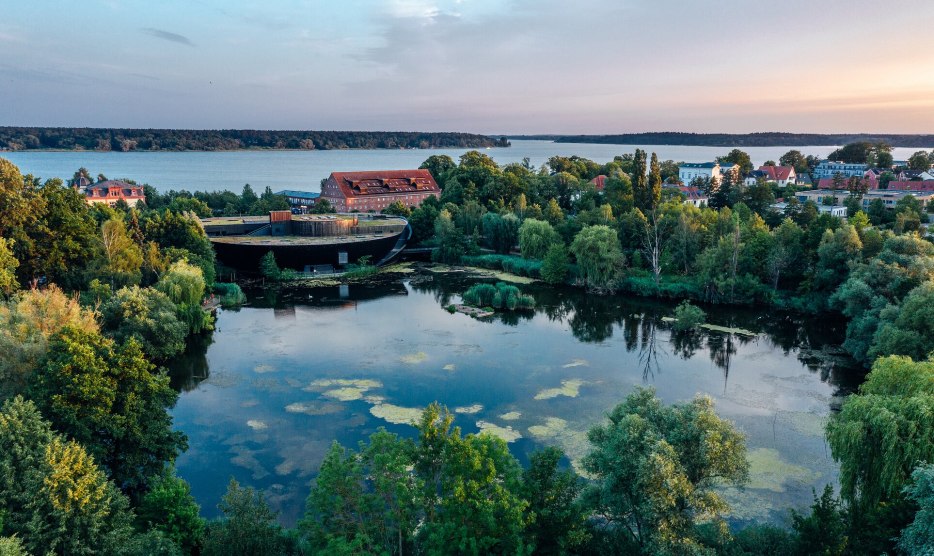 M&uuml;ritzeum w Waren (M&uuml;ritz) to zar&oacute;wno muzeum, jak i centrum przyrodnicze o powierzchni 2300 m&sup2; na Pojezierzu Meklemburskim. // &copy; MV-T/G&auml;nsicke