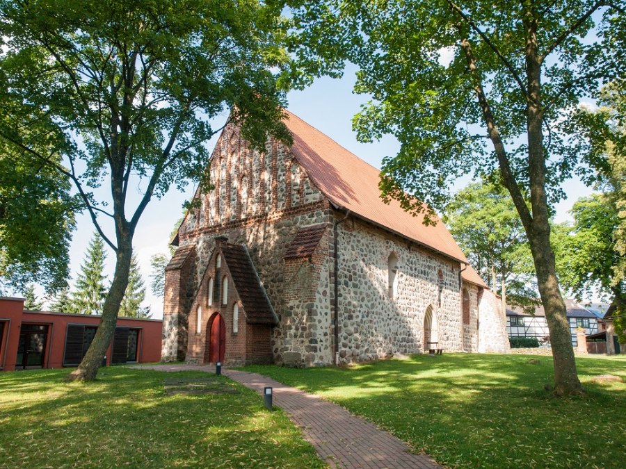 Vilzkerk vanaf de voorkant met moderne aanbouw, © Frank Burger