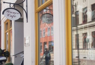 Eingang des Wiener Caf&eacute;s // &copy; G&uuml;strow Information
