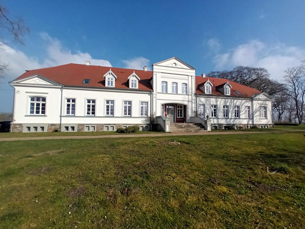 Manor house on Lake Penzlin // &copy; Jutta Janssen