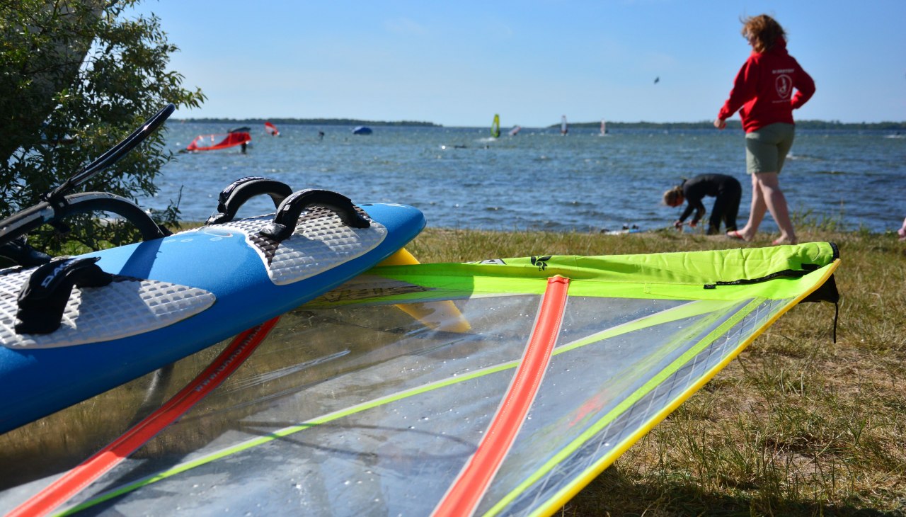 Surfplank op het strand, &copy; Jennifer Neumann