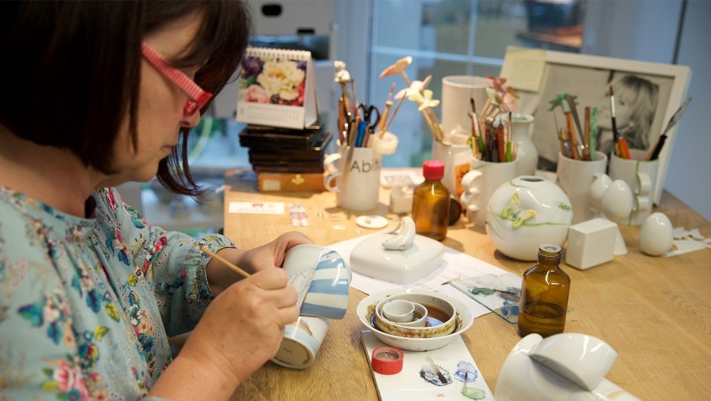 Mevrouw Behrens schildert in haar porseleinatelier, © MV Foto e.V., Fotograf: Klaus Schimmagk