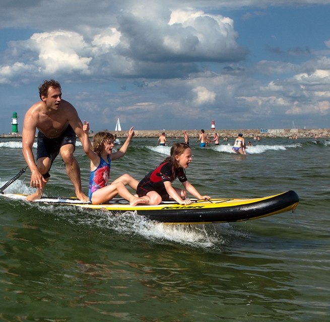 HW-Shapes biedt een breed scala aan stand-up paddling programma's. Van individuele en groepscursussen tot georganiseerde tochten, bedrijfs- en schoolevenementen tot meerdaagse kampeertochten op de SUP. Meer informatie vind je hier: www.sup-rostock.de. // © © Matthias Marx | HW-Shapes HW-Shapes biedt een breed scala aan stand-up paddling programma's. Van individuele en groepscursussen tot georganiseerde tochten, bedrijfs- en schoolevenementen tot meerdaagse kampeertochten op de SUP. Meer informatie vind je hier: www.sup-rostock.de. // © © Matthias Marx | HW-Shapes