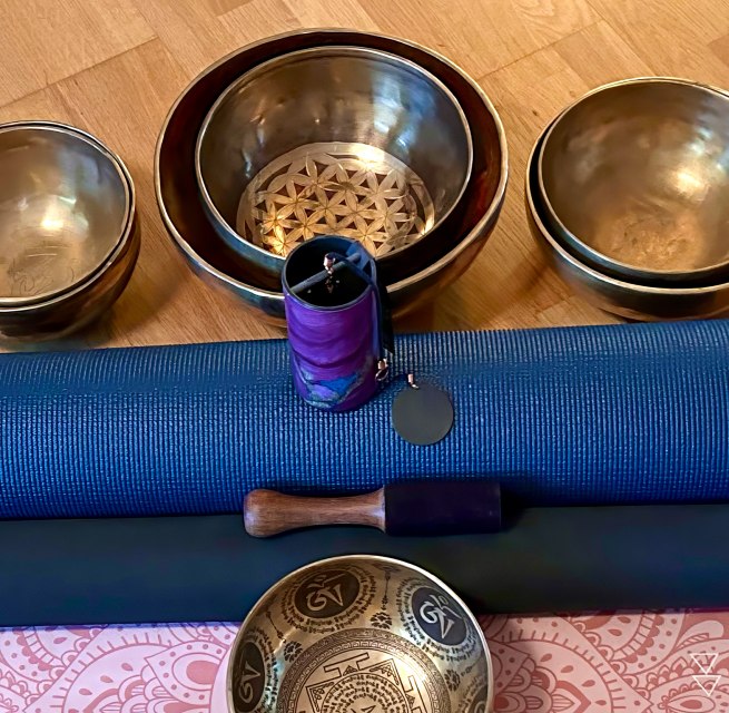 Setting the stage for a restorative break: Traditional singing bowls and gentle chimes are laid out on blue yoga mats, ready for the next meditative chakra sound journey. Preparing for deep relaxation and the harmonization of the energy centers. // © Sandra Dethier Setting the stage for a restorative break: Traditional singing bowls and gentle chimes are laid out on blue yoga mats, ready for the next meditative chakra sound journey. Preparing for deep relaxation and the harmonization of the energy centers. // © Sandra Dethier