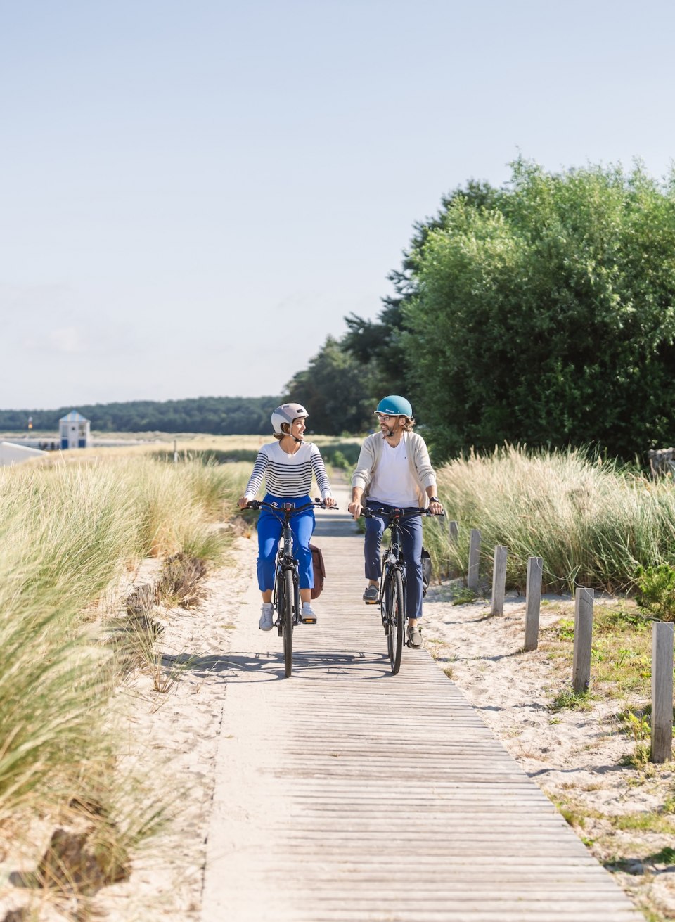 For kilometers, the route traces the coastline of the Baltic Sea., © TMV/Gross Cycle path along the coast of the seaside resort of Lubmin with two cyclists