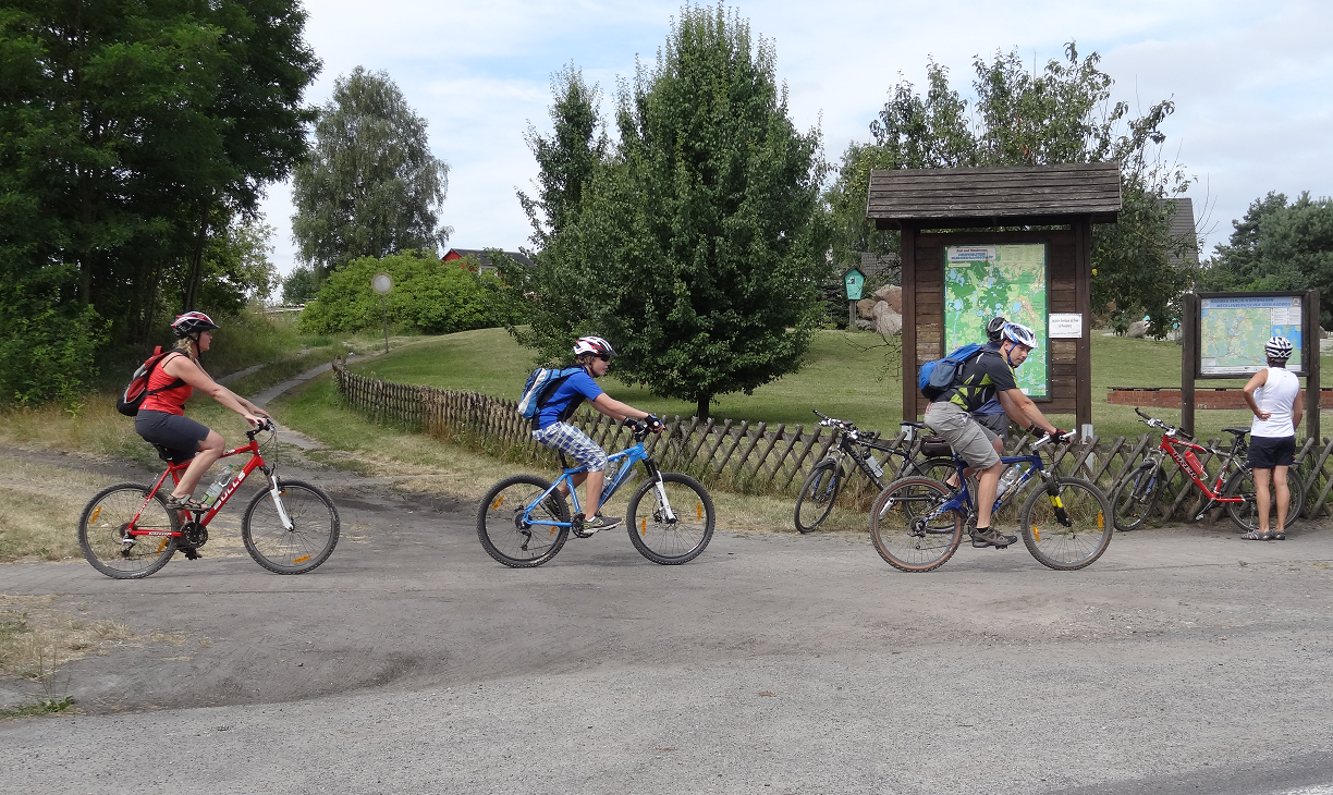 Fietser bij de Wesenberg zwerfkeientuin, © Mecklenburgische Kleinseenplatte Touristik GmbH
