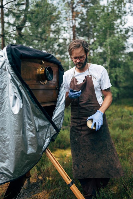 Maximilian Zeitler with a historical large format camera // &copy; Maximilian Zeitler