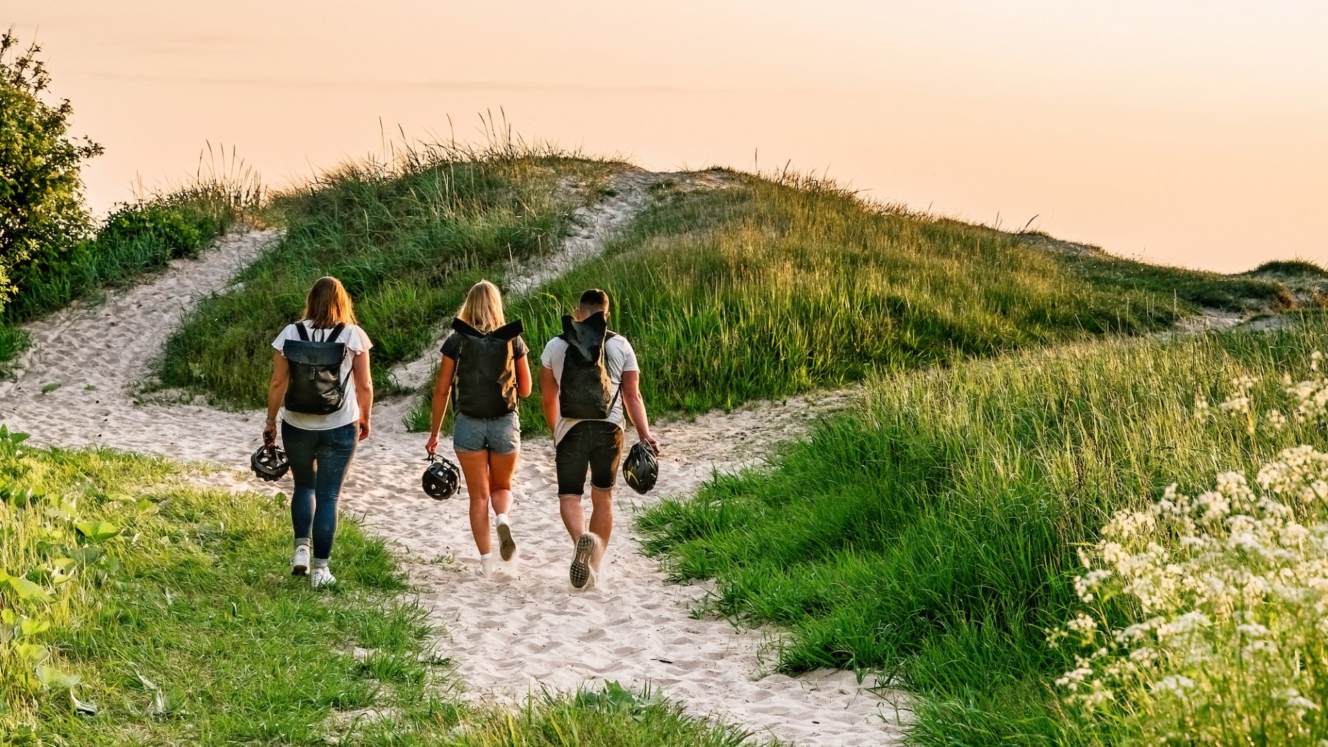 Through the Rostock Heath by bike and reach the finish on the beach of Torfbr&uuml;cke at sunset. // &copy; MV-T/Tiemann