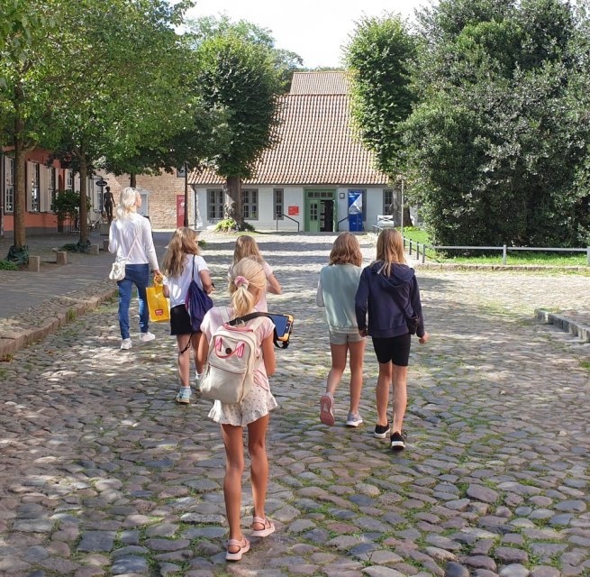 The children are on their way to solve the next puzzle on their tablet and learn something about Rostock // &copy; JSB e. V.