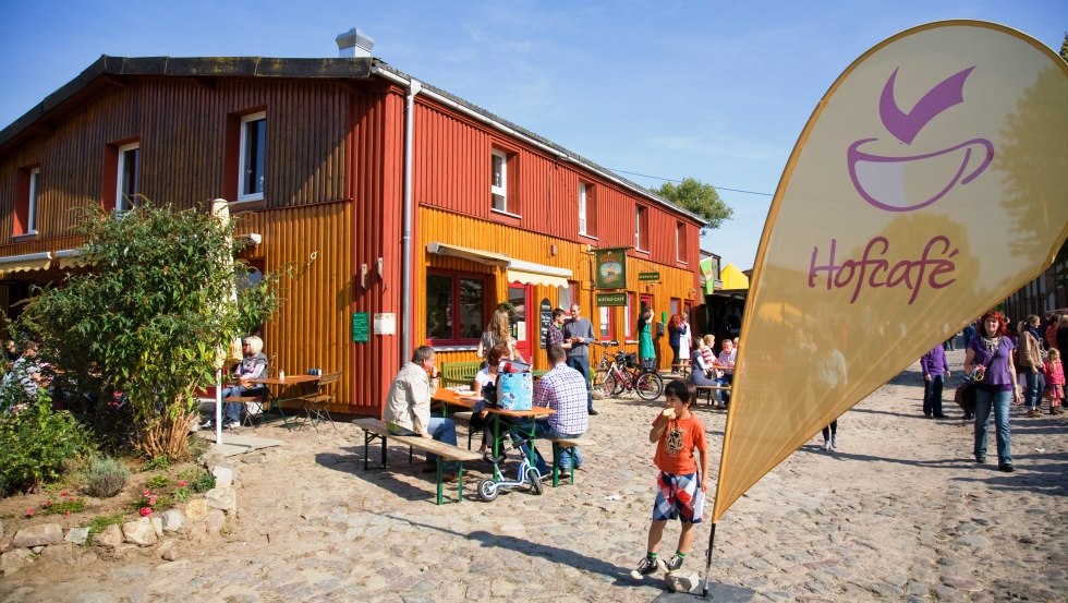 Sit comfortably on the terrace of the farm café and enjoy the regional products, © Hofladen Medewege/tokati