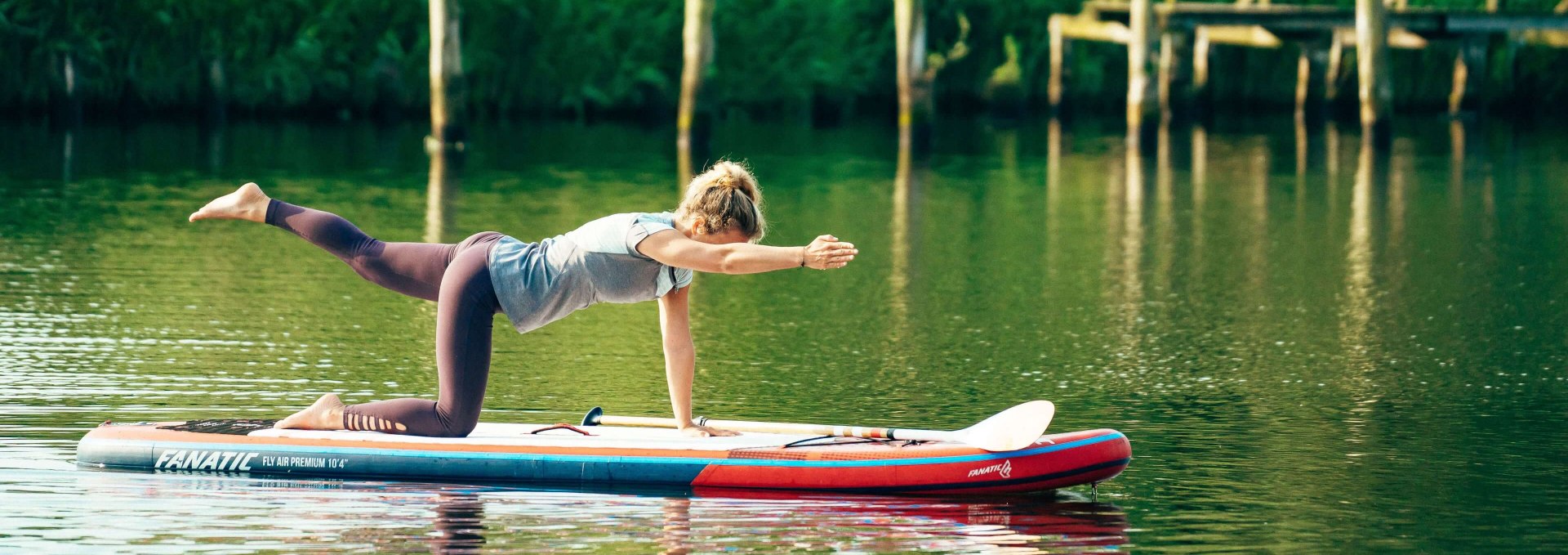 Chakravakasana na stand-up paddleboardzie. // © MV-T/H2F Chakravakasana na stand-up paddleboardzie. // © MV-T/H2F