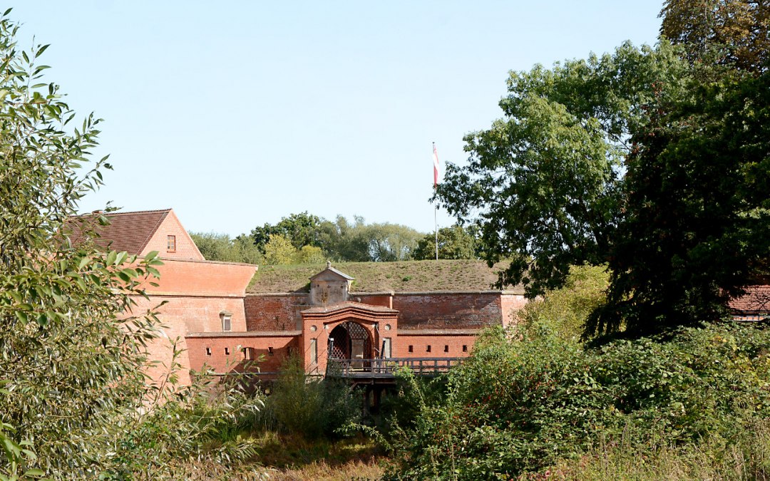 Vestingpoort van de vesting Dömitz gezien vanaf de Elbe-dijk, © Tourismusverband Mecklenburg-Schwerin
