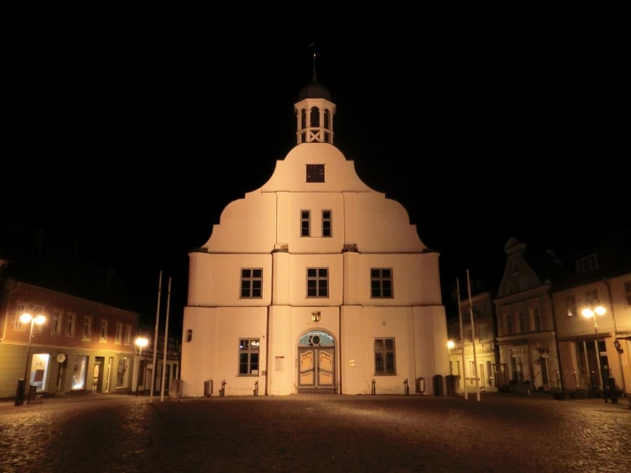 Historyczny ratusz w Wolgaście nocą., © Baltzer