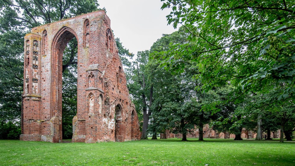 De indrukwekkende kloosterruïnes van Eldena bij Greifswald betoveren met hun romantiek // © MV-T/Krauss De indrukwekkende kloosterruïnes van Eldena bij Greifswald betoveren met hun romantiek // © MV-T/Krauss