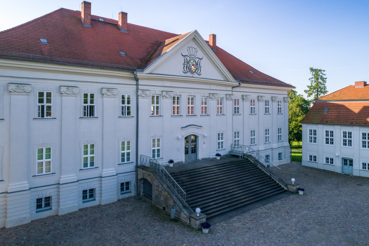 Widok zamku Hohenzieritz z zewnątrz, © SSGK MV / Funkhaus Creative Widok zamku Hohenzieritz z zewnątrz, © SSGK MV / Funkhaus Creative