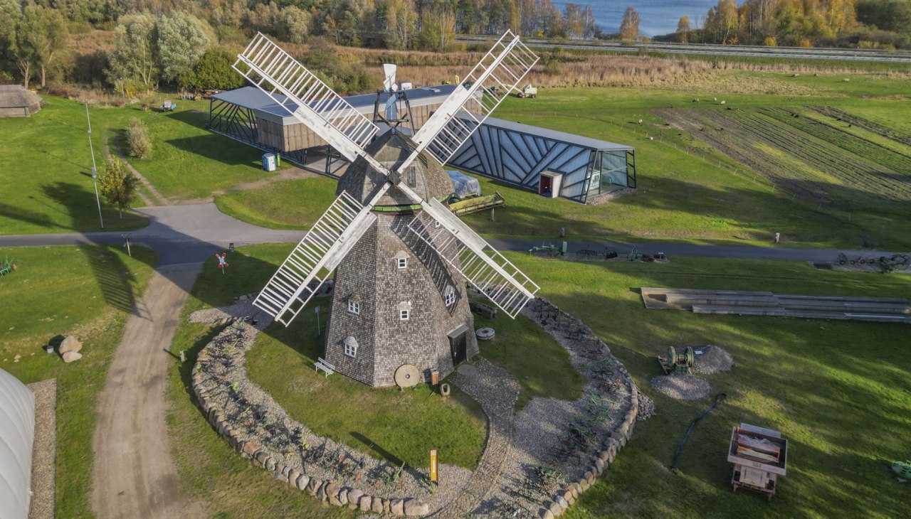 AGRONEUM Alt Schwerin Holenderski wiatrak na otwartej przestrzeni, © MuSeEn gGmbH_Rolf Beinert AGRONEUM Alt Schwerin Holenderski wiatrak na otwartej przestrzeni, © MuSeEn gGmbH_Rolf Beinert
