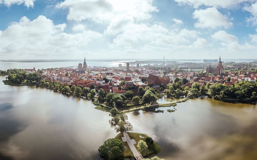 Widok na stare centrum hanzeatyckiego miasta Stralsund // © MV-T/Gänsicke Widok na stare centrum hanzeatyckiego miasta Stralsund // © MV-T/Gänsicke