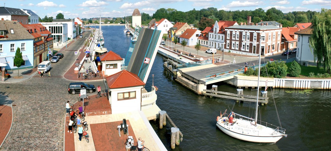 Port w nadmorskim kurorcie Ueckermünde z otwartym mostem zwodzonym nad rzeką Uecker, © Stadt Seebad Ueckermünde