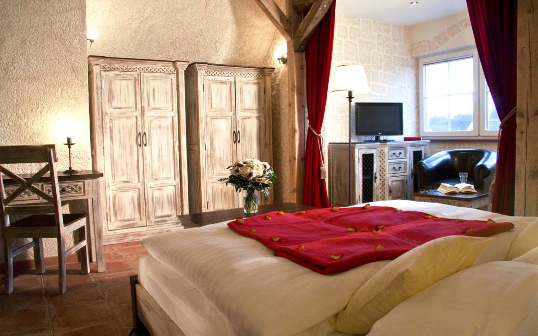 "Kastell GiebelStube Romantik-Traum"(DZ for max. 2 persons, no children)Romantic style:wooden beam bed or gothic metal bed. Bay window with armchairs/sofa.32? / 81cm LED TV with radio. Writing desk.Shower & WC. Cosmetic mirror & hairdryer.About 25 m² in the attic in the house Kastell., © BinzHotel.de/Eigentümer/WAECHTER