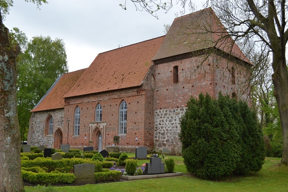 Ahrenshagen church with nave and entrance, in front of it part of the cemetery., © Lutz Werner