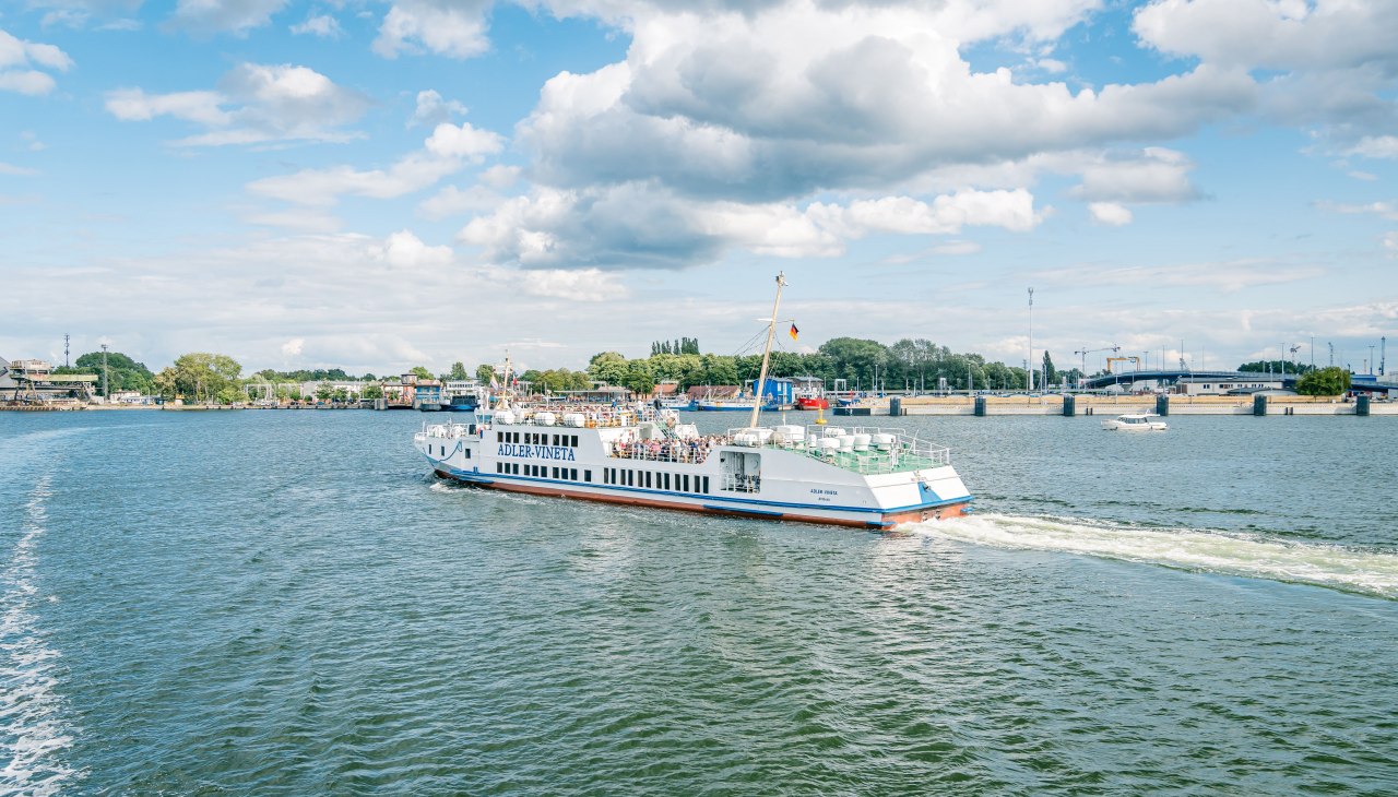 De "MS" Vineta van de vloot van Adler-schepen vaart door de haven van Swinoujscie, © Mirko Boy De "MS" Vineta van de vloot van Adler-schepen vaart door de haven van Swinoujscie, © Mirko Boy