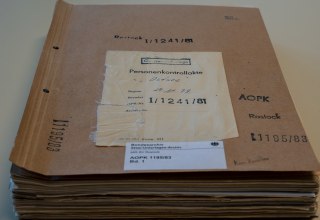Een bestandsmap met het label "Oostzee" persoonlijk controledossier // © Bundesarchiv - Stasi-Unterlagen-Archiv Rostock Een bestandsmap met het label "Oostzee" persoonlijk controledossier // © Bundesarchiv - Stasi-Unterlagen-Archiv Rostock